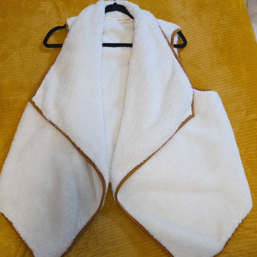 Chic White Fleece Vest with Tan Accents